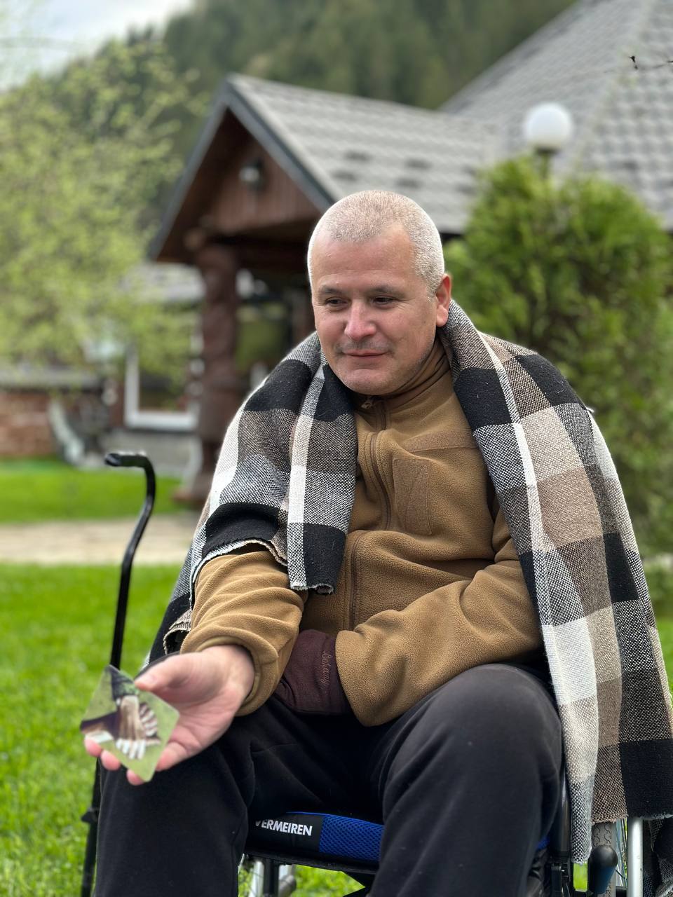 Учасник програми Тиха Ватра біля Хати-Майстерні в Карпатах